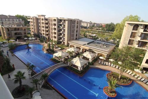 una vista aérea de dos piscinas en un complejo en Deluxe Appartements in Cascadas Family Resort Sunny Beach, en Sunny Beach