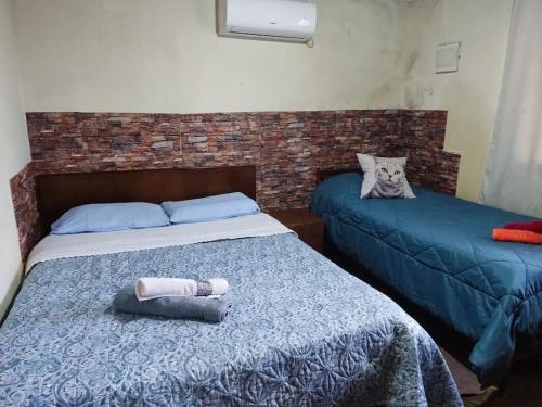 1 dormitorio con 2 camas y toallas. en Casa, para máximo 6 personas en Melo