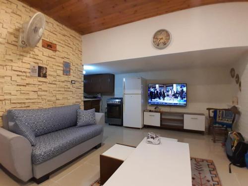 TV a/nebo společenská místnost v ubytování MK2 - One Bedroom Apartment