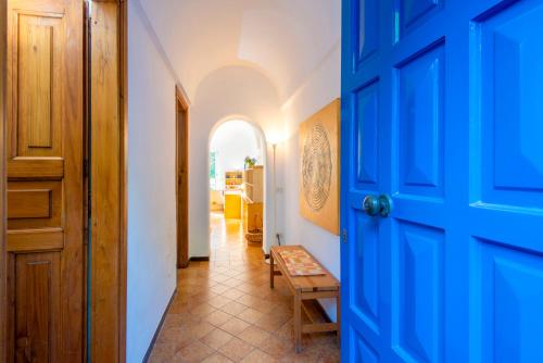 Il Lauro Luxury Villa في ايسكيا: باب أزرق يؤدي إلى مدخل مع طاولة