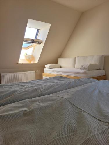 Atma Guesthouse - cozy and simple farmhouse bed & breakfastにあるベッド
