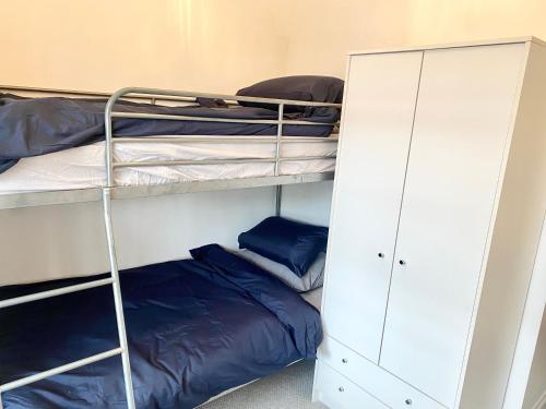 een kamer met 2 stapelbedden en een kast bij Remarkable 2-Bed Apartment in Torquay in Torquay