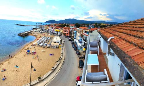 een balkon met uitzicht op het strand van een gebouw bij G&G Holidays in Santa Maria di Castellabate