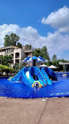 Bazén v ubytování Wonderful Deluxe Appartement in Cascadas Family Resort Sunny Beach nebo v jeho okolí