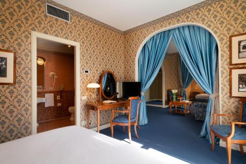 Postel nebo postele na pokoji v ubytování Grand Hotel Astoria