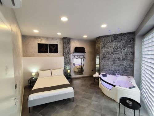 a bedroom with a bed and a bath tub at Living in Casoria