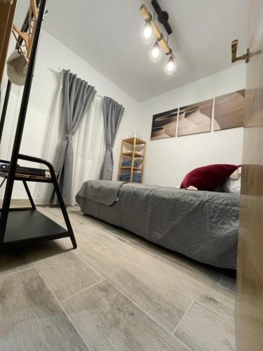 1 dormitorio con 1 cama y 1 silla en Vistalegre! Coqueto apartamento junto al metro, en Madrid
