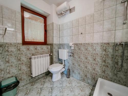 扎科帕內的住宿－Stan Relaksu - noclegi w Zakopanem，浴室配有卫生间、淋浴和盥洗盆。