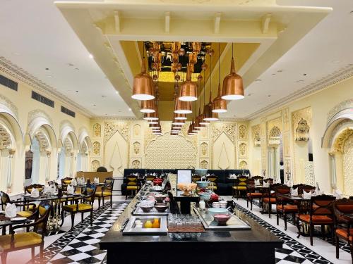 En restaurant eller et andet spisested på Heritage Village Resort & Spa Manesar-Gurgaon