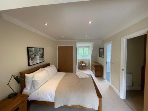 a bedroom with a large bed in a room at Henley - Luxurious Spacious Four Bedroom Two Bath in Henley on Thames