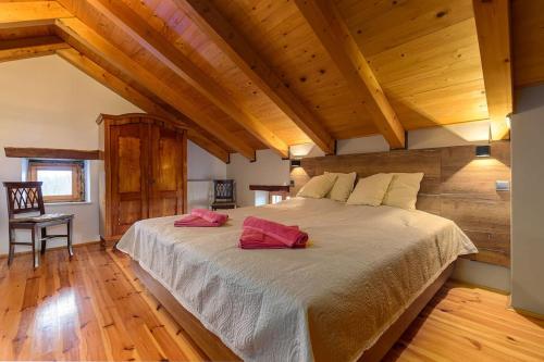 Cette chambre dispose d'un grand lit et de plafonds en bois. dans l'établissement Villa DiVino by IstriaLux, à Bičići