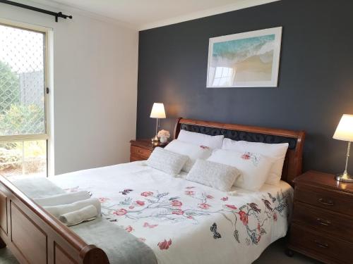 a bedroom with a large bed with white sheets and pillows at Hallett Cove House 6Bed 3Bath Full Kitchen Fast Wifi 5TV Netflix Espresso-Perfect for large families in Halletts Cove