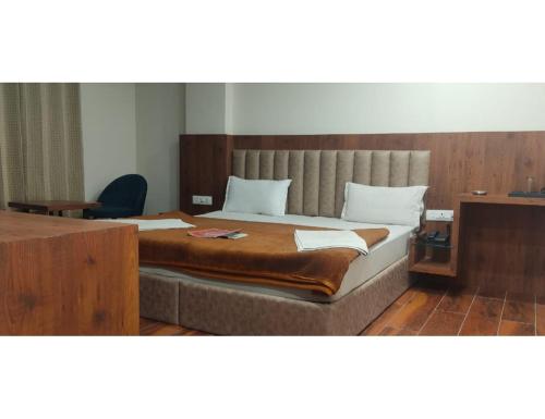 Katil atau katil-katil dalam bilik di Hotel Crystal, Ganganagar