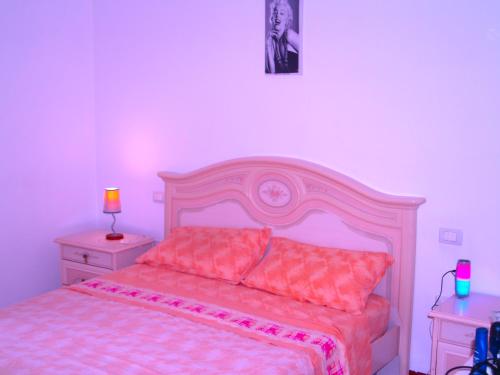 1 dormitorio con 1 cama rosa y 2 mesitas de noche en Charming 2-Bed House in Albaro for every Traveler, 