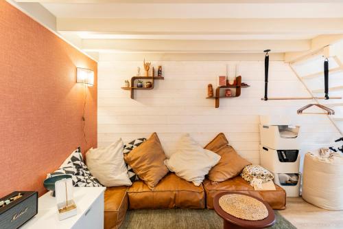 sala de estar con sofá y almohadas en Surfing-House Biarritz en Biarritz
