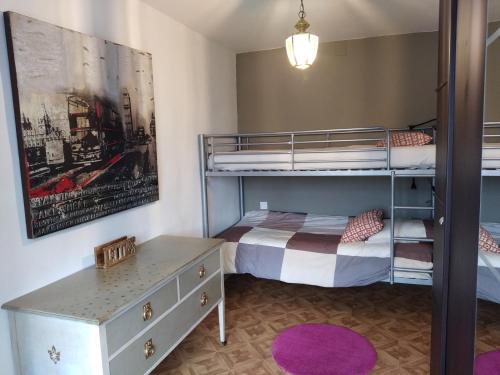 - une petite chambre avec des lits superposés et un bureau dans l'établissement Gîte charmant à 35 minutes plages du débarquement, à Saint-Georges-dʼElle