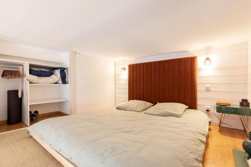 1 dormitorio con 1 cama blanca grande y escritorio en Surfing-House Biarritz en Biarritz