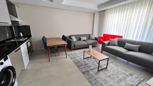 sala de estar con sofá y mesa en Selinti City Tatil Evleri1&1, en Gazipasa