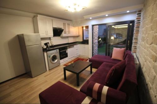 ein Wohnzimmer mit einem Sofa und einem Tisch in der Unterkunft Ultima apartment in Istanbul