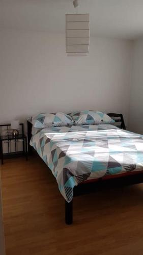 a bed in a room with a white wall at Kellergeschoss Wohnung Moto GP Wochenende in Kraubath an der Mur