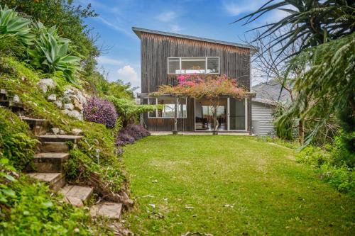 Zahrada ubytování Tranquil Treetop Haven 3BR House with breathtaking views