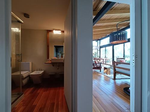 ein Bad mit einem Waschbecken und einem WC in einem Zimmer in der Unterkunft Vista al Rio Arami 