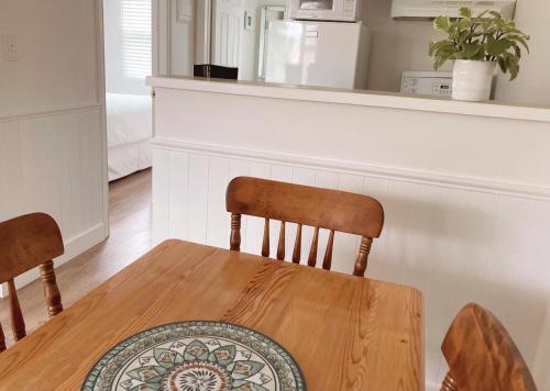 a table and chairs in a kitchen with a counter at Banbridge Inn in Charlottetown