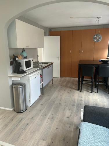 een kleine keuken met een tafel en een magnetron bij Apartment at the Beach in Noordwijk