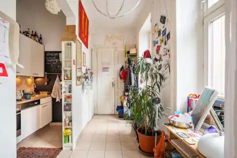 een keuken met een koelkast en een plant erin bij FRO-MEDIA - Streetside Room 2 - Community Space in Wenen