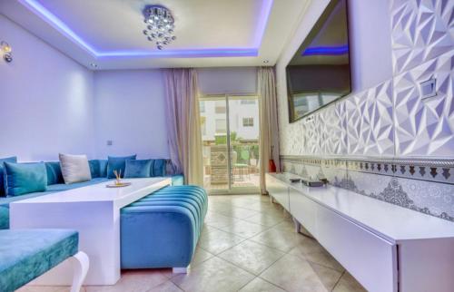 een woonkamer met een bank en een tafel bij Agadir Paradise Maroc in Agadir