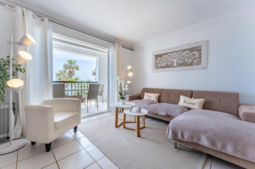 Posezení v ubytování Dona Lola Micaela Beach front duplex 2 bedroom apartment - open sea and beach views surrounded by bars and restaurants - Costa del Sol - CS199