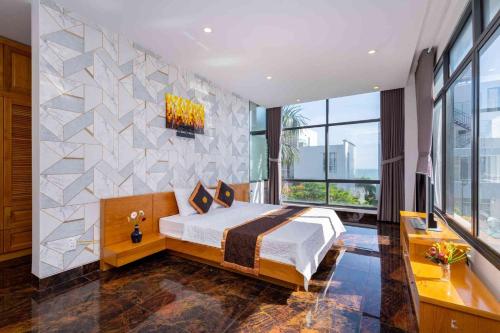 1 dormitorio con cama extragrande y ventana grande en Villa Hồ Bơi BLUE DAY trần phú view biển đẹp, en Vung Tau
