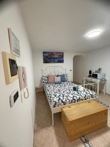 a small bedroom with a bed and a table at ARIEL HOUSE in Bari