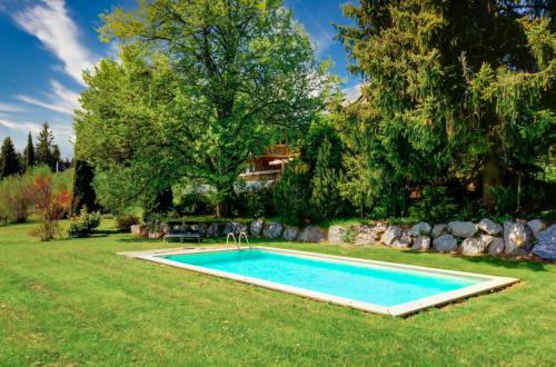 a swimming pool in the yard of a house at Feriendomizil Schwarzwald in Feldberg