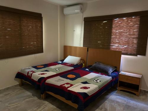 - une chambre avec un lit doté d'une couette dans l'établissement See view rooftop apartment, à Gaza