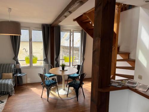 une petite salle à manger avec une table et des chaises dans l'établissement Duplex Beauregard - calme & proche de la plage, à Dieppe