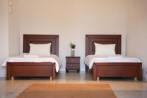 two beds sitting next to each other in a room at The Ranch in Kfar Hazîr