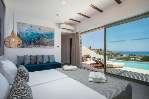 1 dormitorio con cama y vistas a la piscina en Lindos Bay Hotel en vlicha
