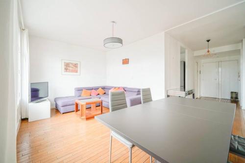 un salon blanc avec un canapé et une table dans l'établissement Appartement familiale #Wagram #Pereire - II, à Paris