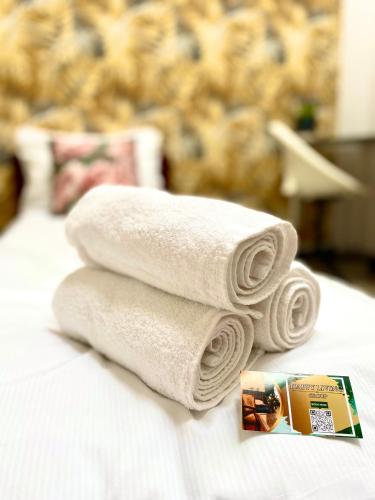 einen Stapel Handtücher auf dem Bett in der Unterkunft Happy Living Hostel in Breslau