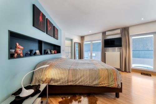 ein Schlafzimmer mit einem Bett und einem großen Fenster in der Unterkunft Huis @ Sint Kruis in Brügge