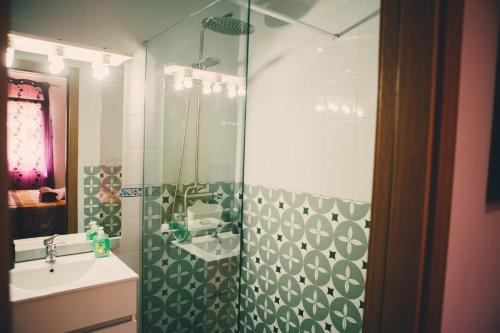 a bathroom with a shower and a sink at Casa Tati Strand in Sant Pere Pescador