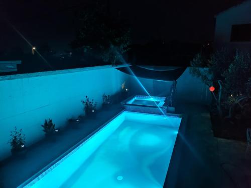 Πισίνα στο ή κοντά στο Holiday House BugenVilla DTOSI