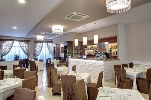 Restaurace v ubytování Lo Scacciapensieri Hotel & Restaurant