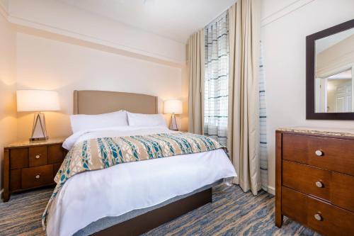 sypialnia z łóżkiem, komodą i oknem w obiekcie Marriott's Cypress Harbour Villas w Orlando