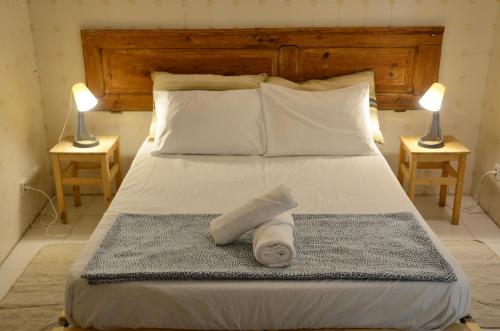 een bed met een rol toiletpapier erop bij RIA Terrace in Faro