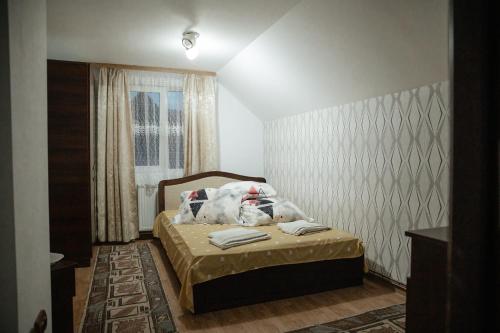 una camera con letto e finestra di Casa Mihaela a Câmpulung Moldovenesc