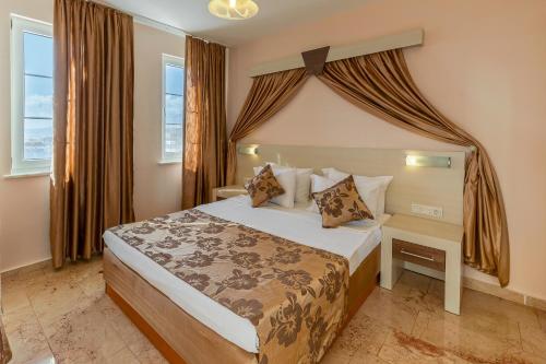 a bedroom with a large bed in a room at Extrahome in Alanya