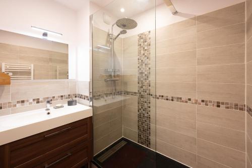 une salle de bain avec douche et lavabo dans l'établissement Le Wood and Stone, à Toulouse