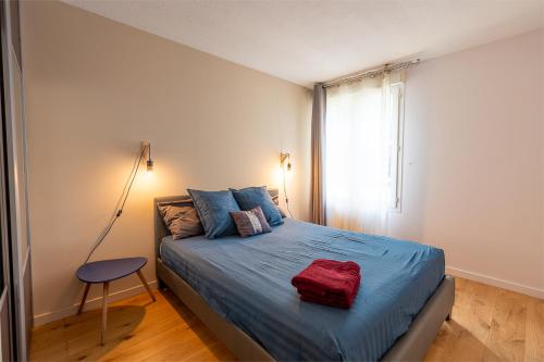 - une chambre avec un lit doté d'un sac rouge dans l'établissement Le Wood and Stone, à Toulouse